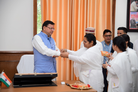 ब्रह्मकुमारी बहनों ने विधानसभा गैरसैंण (भराड़ीसैंण) में मुख्यमंत्री श्री पुष्कर सिंह धामी की कलाई में रक्षा सूत्र बांधा और उनकी दीर्घायु की कामना की।